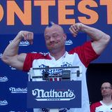 Dieser Herr setzt dabei auf dicke Arme, statt dicken Bauch