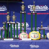 Und darum geht's: die Pokale und Siegergürtel für die Champions