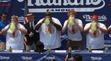 Vor dem Hauptevent wird das Publikum mit einem Limonade-Wetttrinken in Stimmung gebracht