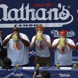 Vor dem Hauptevent wird das Publikum mit einem Limonade-Wetttrinken in Stimmung gebracht