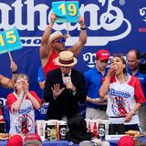 Die Nummern hinter den Wettessern zeigen übrigens die Zahl der aktuell vertilgten "Hunde-Brötchen" an