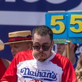 Dem späteren Sieger Patrick Bertoletti hängt das Essen kurz vor Ablauf der zehn Minuten schon zum Halse raus