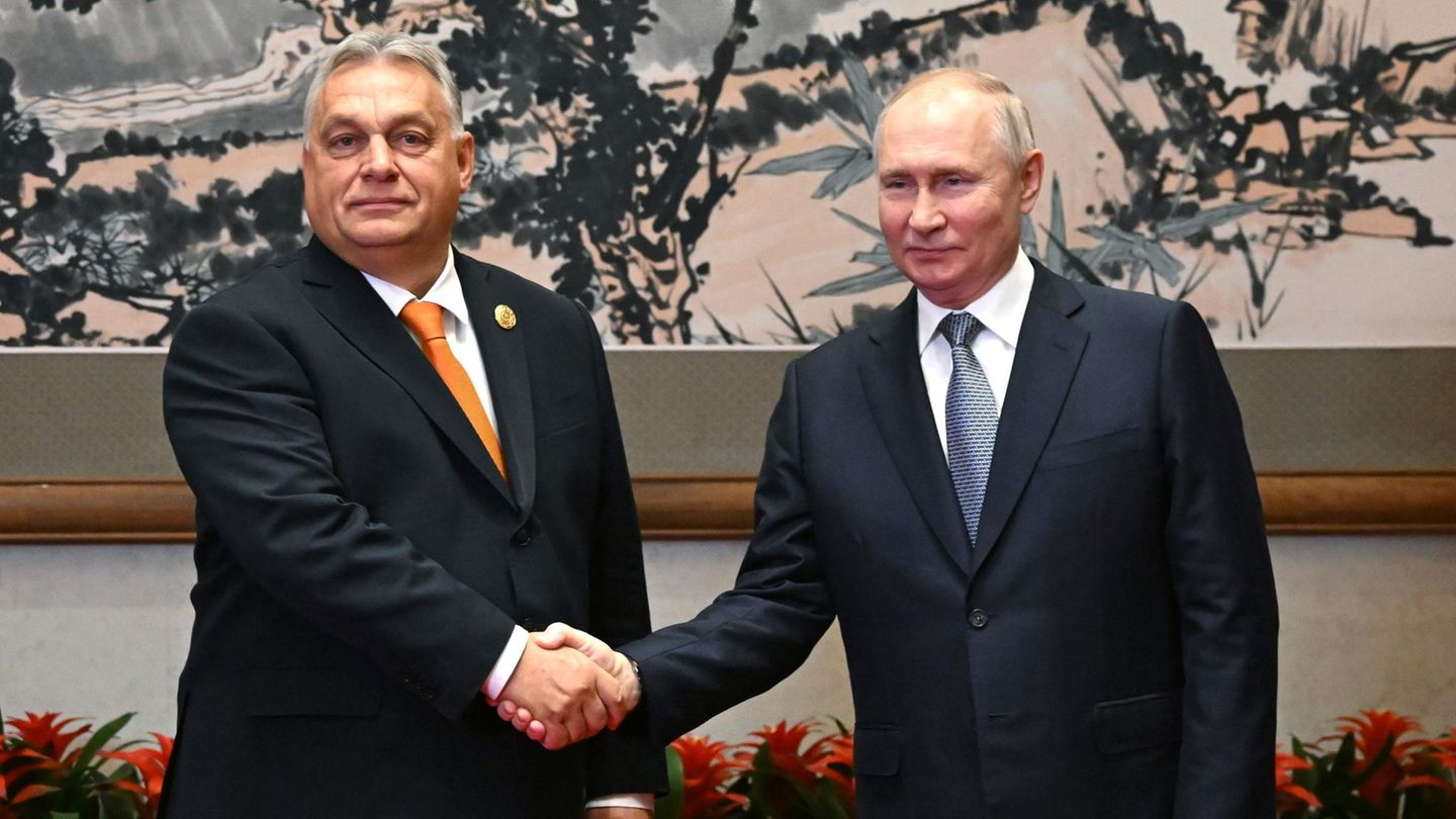 Viktor Orban makes a surprise visit to Putin in Moscow