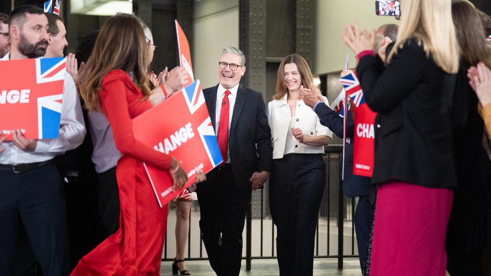 Labour-Chef Keir Starmer feiert seinen Wahlerfolg in Großbritannien mit Frau und Anhängern