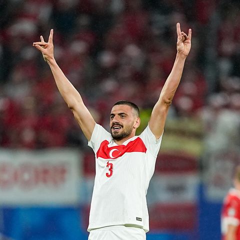 Merih Demiral zeigt den Wolfsgruss