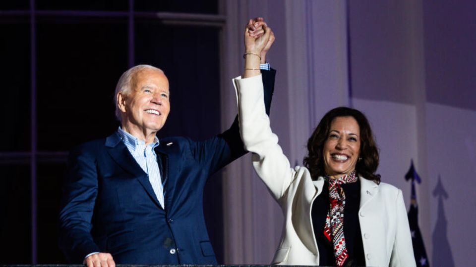 US-Präsident Joe Biden und Vizepräsidentin Kamala Harris auf einem Balkon