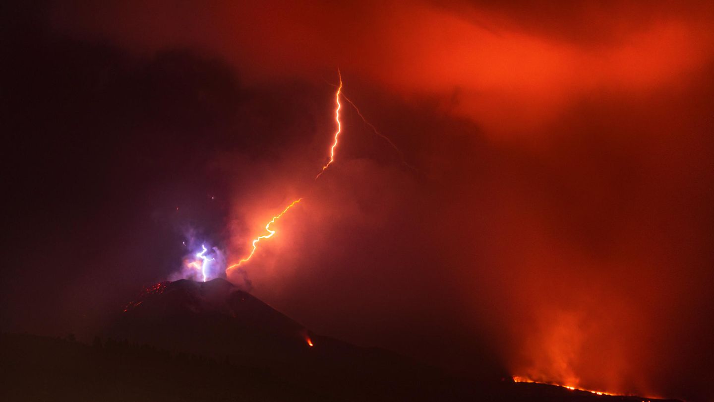 Blitze über dem Vulkan auf La Palma