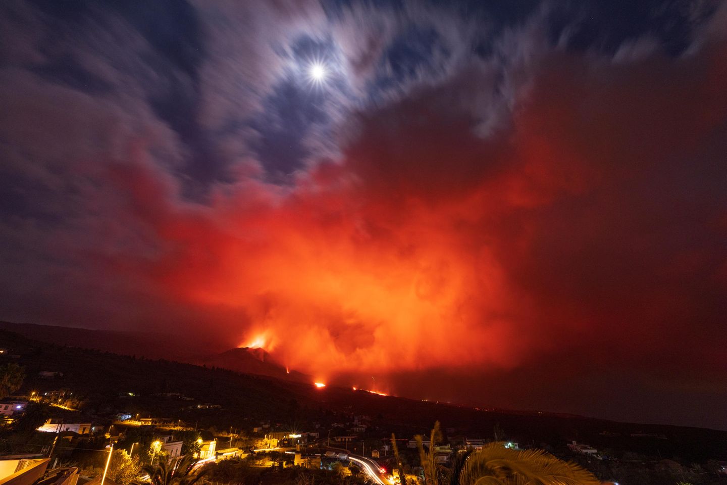 Lava leuchtet Wolken in der Nacht an