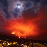 Lava leuchtet Wolken in der Nacht an