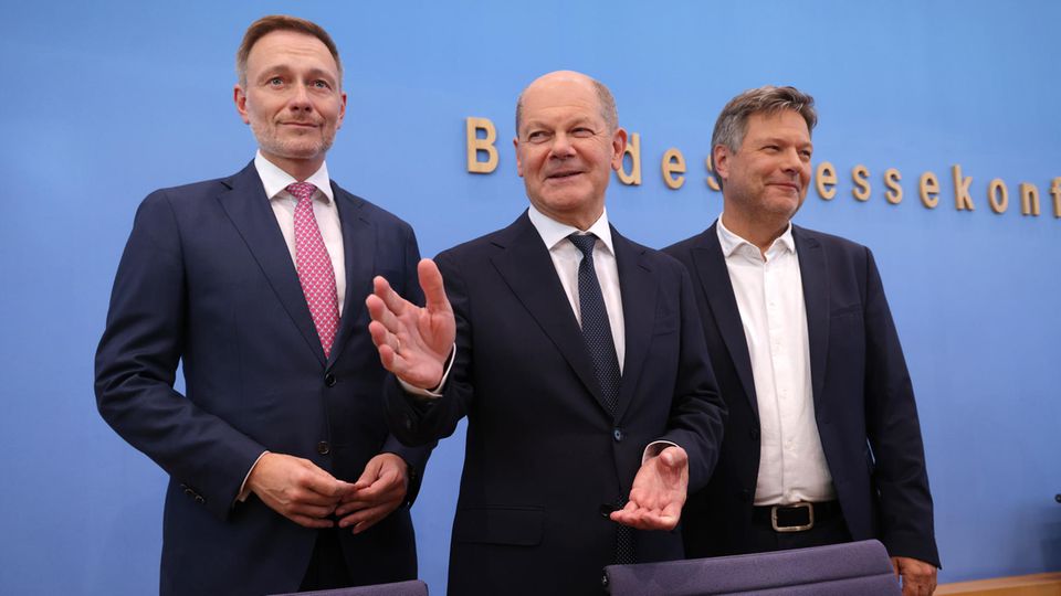 Ampel-Trio Scholz, Habeck, Lindner: Haushalt steht, Regierung lebt