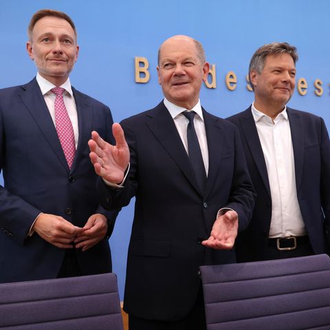 Ampel-Trio Scholz, Habeck, Lindner: Haushalt steht, Regierung lebt