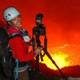 Fotografin Ulla Lohmann steht am Rande eine Lavasees