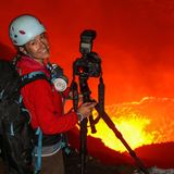 Fotografin Ulla Lohmann steht am Rande eine Lavasees