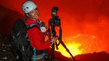 Fotografin Ulla Lohmann steht am Rande eine Lavasees