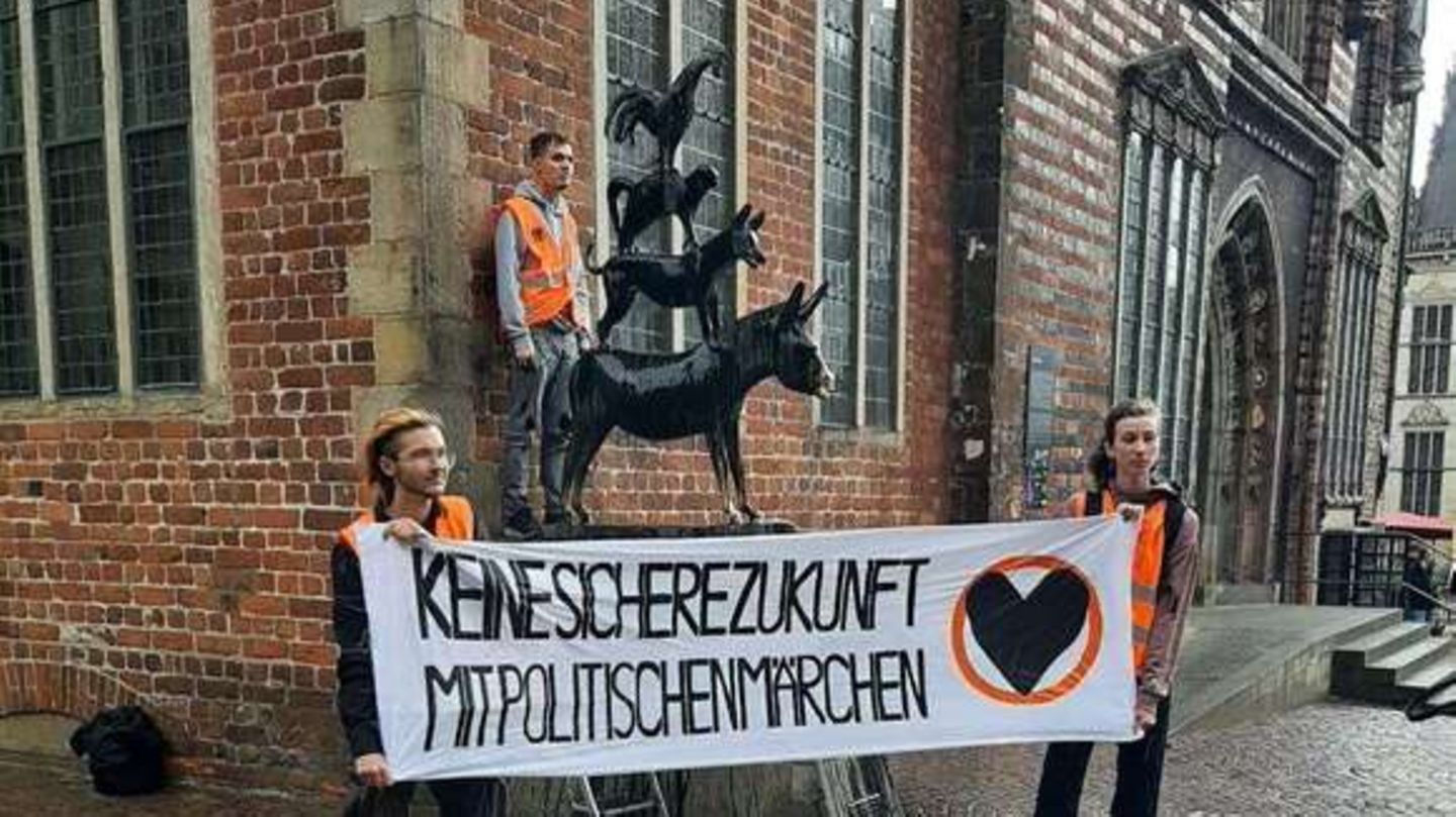Aktivisten der Letzten Generation haben sich vor die Bremer Stadtmusikanten gestellt