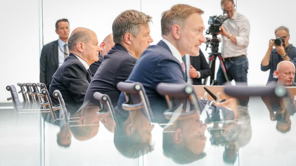 Bundeskanzler Olaf Scholz (SPD, von links),  Bundeswirtschaftsminister Robert Habeck (Grüne) und Bundesfinanzminister Christian Lindner (FDP) bei der Pressekonferenz am Freitag.     