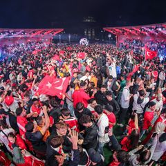 Türkische Fans feiern während der EM 2024 auf der Fanzone