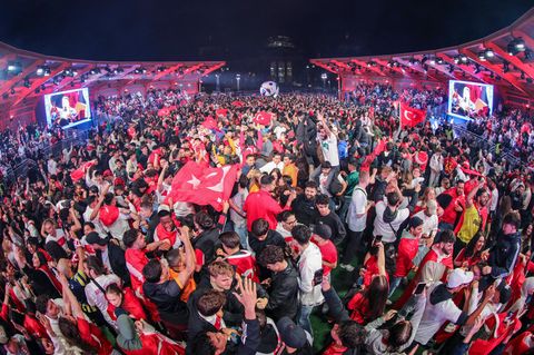 Türkische Fans feiern während der EM 2024 auf der Fanzone