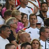 Lena Wurzenberger (Mitte), der Freundin von Bundestrainer Julian Nagelsmann, stand das Entsetzen ins Gesicht geschrieben