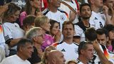 Lena Wurzenberger (Mitte), der Freundin von Bundestrainer Julian Nagelsmann, stand das Entsetzen ins Gesicht geschrieben