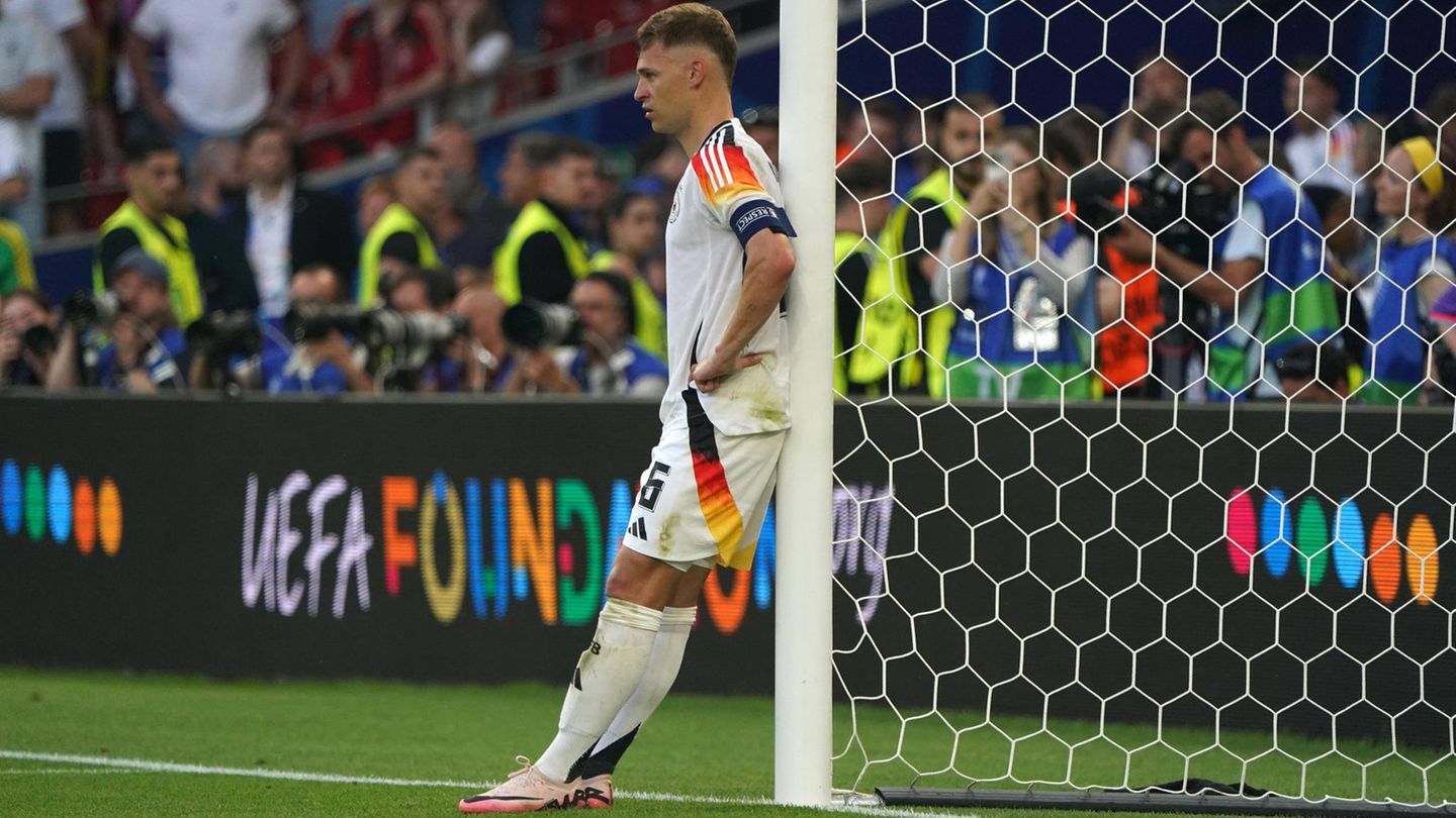 Joshua Kimmich, angelehnt an das Gebälk, blickte mit leerem Gesicht in die Ferne. 