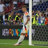 Joshua Kimmich, angelehnt an das Gebälk, blickte mit leerem Gesicht in die Ferne. 