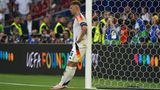 Joshua Kimmich, angelehnt an das Gebälk, blickte mit leerem Gesicht in die Ferne. 