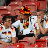 Auch diese drei Fans im Stuttgarter Stadion mussten sich gegenseitig trösten