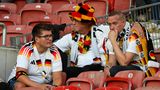 Auch diese drei Fans im Stuttgarter Stadion mussten sich gegenseitig trösten