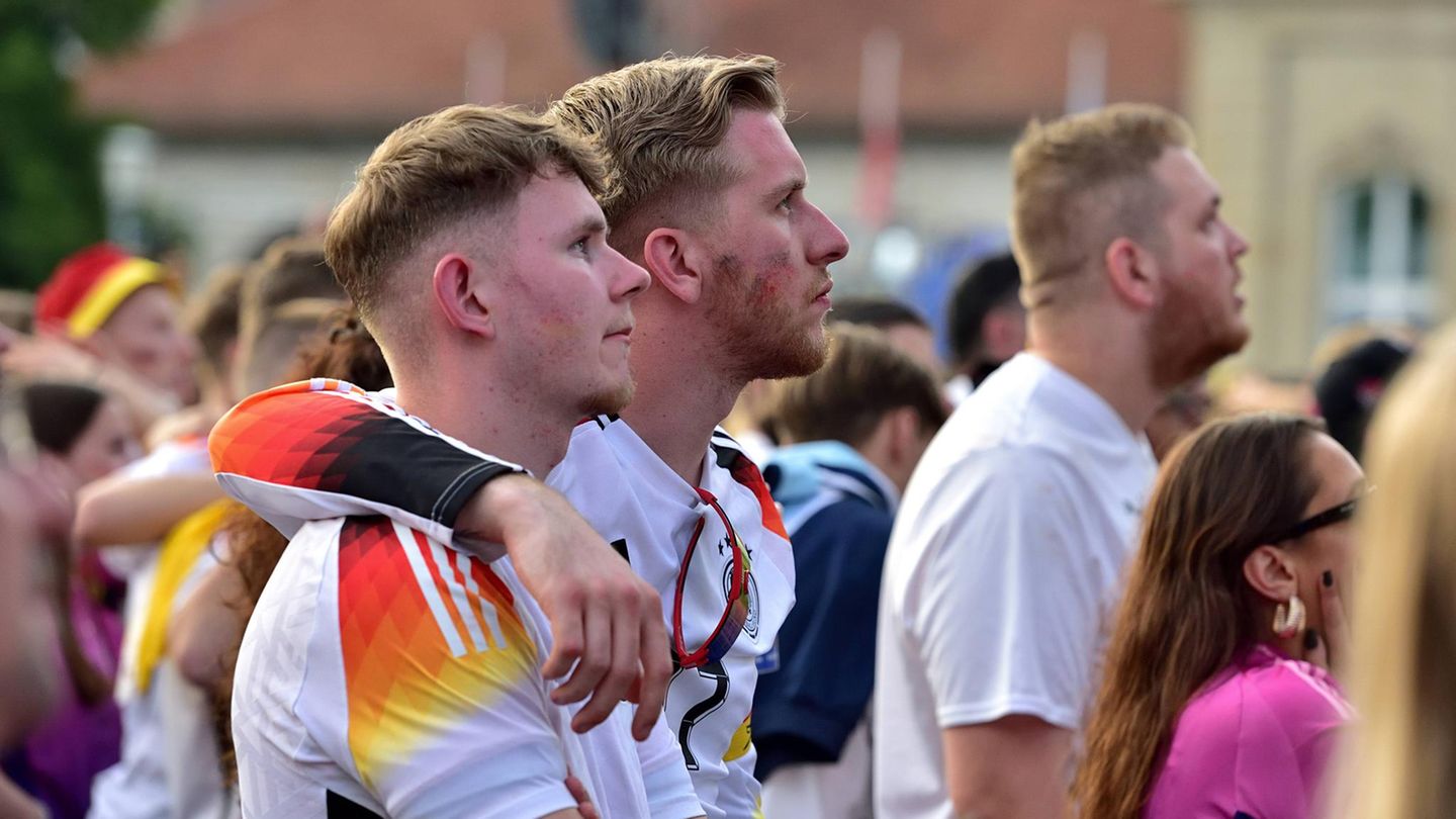 In der Fan Zone auf dem Stuttgarter Schlossplatz demonstrierten einige Fans nach der Niederlage Zusammenhalt