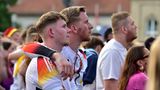 In der Fan Zone auf dem Stuttgarter Schlossplatz demonstrierten einige Fans nach der Niederlage Zusammenhalt