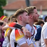 In der Fan Zone auf dem Stuttgarter Schlossplatz demonstrierten einige Fans nach der Niederlage Zusammenhalt