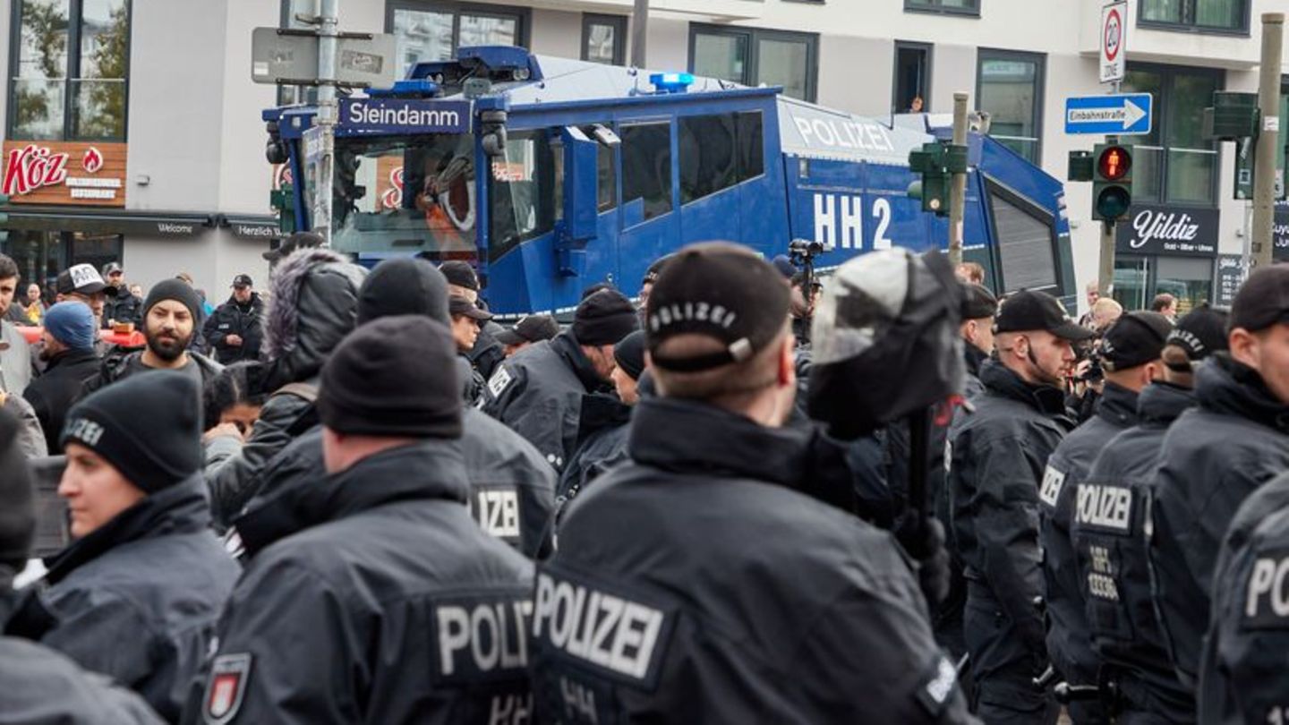 Linke Szene: 600 linke Demonstranten ziehen durch St. Pauli - 