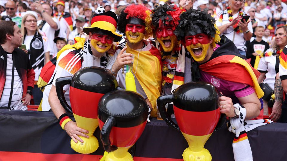Fans beim EM-Spiel Deutschland gegen Spanien