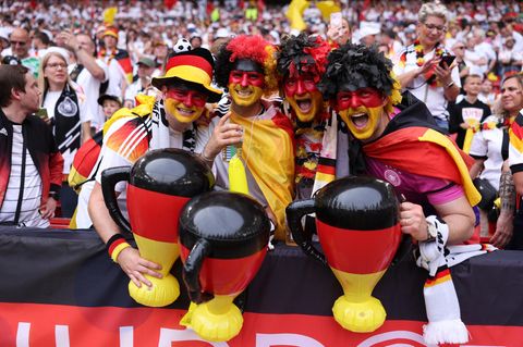 Fans beim EM-Spiel Deutschland gegen Spanien