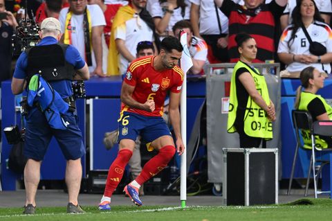 Mikel Merino feiert nach seinem Tor gegen Deutschland