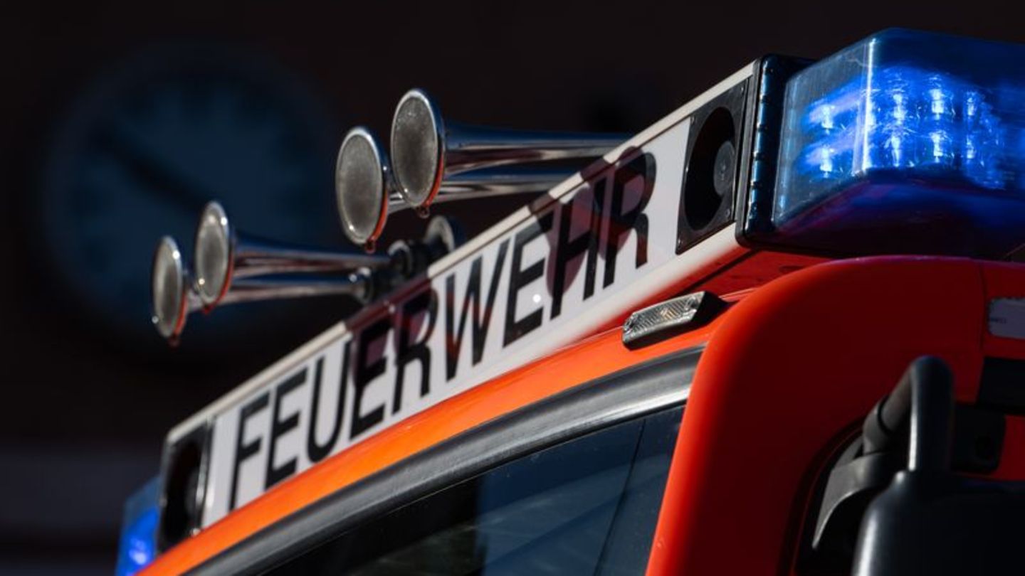 Brände: Rund 100 Einsatzkräfte bei Brand in Strohlager