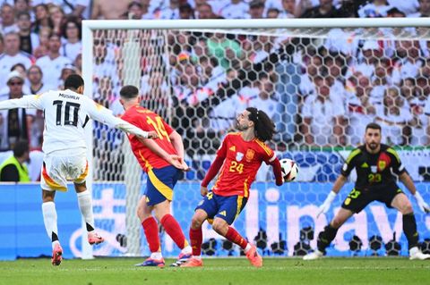 Spaniens Marc Cucurella (M) bekam im EM-Viertelfinale gegen Deutschland den Ball an die Hand