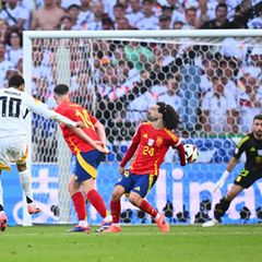 Spaniens Marc Cucurella (M) bekam im EM-Viertelfinale gegen Deutschland den Ball an die Hand