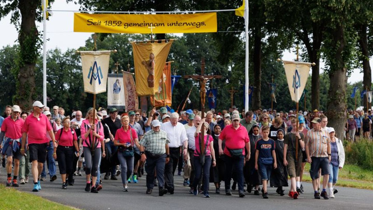 Wallfahrt: Mehr als 3000 Pilger auf dem Weg von Osnabrück nach Telgte