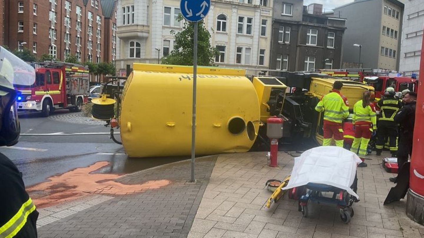 Unfall: Lkw in Dortmund kippt um - Fahrer wird schwer verletzt