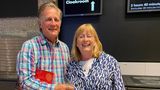 Anya (r.), 59, und ihr Mann Dave, 62, sind Musical-Fans. Am Abend nach der Wahl besucht das Ehepaar den Broadway-Klassiker "Kiss me, Kate". Beide haben Labour gewählt.  Anya: "Ich bin absolut begeistert. Ich erinnere mich noch gut an das letzte Mal, als Labour gewonnen hat. Da haben wir gerade geheiratet. Aber dieses Jahr fühlt sich der Sieg noch bedeutender an. Die Leute haben die Nase voll nach 14 Jahren Tory-Chaos. Deswegen war es auch so wichtig, dass Labour ein starkes Ergebnis erzielt. Es wird schwer werden, definitiv. Auf die neue Regierung warten so viele Baustellen. Die Situation der Wirtschaft, das kaputte Gesundheitssystem NHS, die Armut im Land. Aber die größte Aufgabe wird sein, das Vertrauen der Menschen in die Politik wiederherzustellen."  Dave: "Ich setze große Hoffnungen auf Starmer. Er ist nicht der typische Politiker. Er hat einen anderen Hintergrund, und ich vertraue darauf, dass er seine Versprechen einhalten wird. Aber es wird Zeit brauchen."
