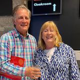 Anya (r.), 59, und ihr Mann Dave, 62, sind Musical-Fans. Am Abend nach der Wahl besucht das Ehepaar den Broadway-Klassiker "Kiss me, Kate". Beide haben Labour gewählt.  Anya: "Ich bin absolut begeistert. Ich erinnere mich noch gut an das letzte Mal, als Labour gewonnen hat. Da haben wir gerade geheiratet. Aber dieses Jahr fühlt sich der Sieg noch bedeutender an. Die Leute haben die Nase voll nach 14 Jahren Tory-Chaos. Deswegen war es auch so wichtig, dass Labour ein starkes Ergebnis erzielt. Es wird schwer werden, definitiv. Auf die neue Regierung warten so viele Baustellen. Die Situation der Wirtschaft, das kaputte Gesundheitssystem NHS, die Armut im Land. Aber die größte Aufgabe wird sein, das Vertrauen der Menschen in die Politik wiederherzustellen."  Dave: "Ich setze große Hoffnungen auf Starmer. Er ist nicht der typische Politiker. Er hat einen anderen Hintergrund, und ich vertraue darauf, dass er seine Versprechen einhalten wird. Aber es wird Zeit brauchen."