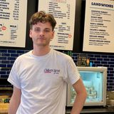 Tom, 26, studiert Soziologie und jobbt nebenbei in einem Café in Camden. Er hat Labour gewählt, aber nicht aus Überzeugung.  "Für mich war es die Wahl des kleineren von zwei Übeln. Aber ich habe keine große Hoffnung, dass sich die Dinge ändern werden. Die Politik hat mein Vertrauen in den letzten fünf Jahren verspielt. Guck dir das Chaos hier an. In London sieht man es nicht auf den ersten Blick. In Manchester, wo ich herkomme, ist das ganz anders. So vielen Menschen geht es hier so dreckig. Unser Gesundheitssystem ist völlig kaputt. Wir prahlen mit unserer kostenlosen Gesundheitsvorsorge, aber was nützt es, wenn man keinen Termin bekommt?  Die neue Regierung sollte die Lücke zwischen Arm und Reich schließen, den NHS reparieren, die Wirtschaft aufbauen und die Beziehungen zu Europa wieder stärken. Ich habe das Gefühl, dass Starmer einen antikonservativen Wahlkampf geführt hat, statt wirklich mit eigenen Ideen anzutreten. Auch die Labour-Position zu Gaza ist für mich wirklich schwierig. Das einzig Gute ist, dass wir nicht so einen massiven Rechtsruck erleben wie in anderen europäischen Ländern."