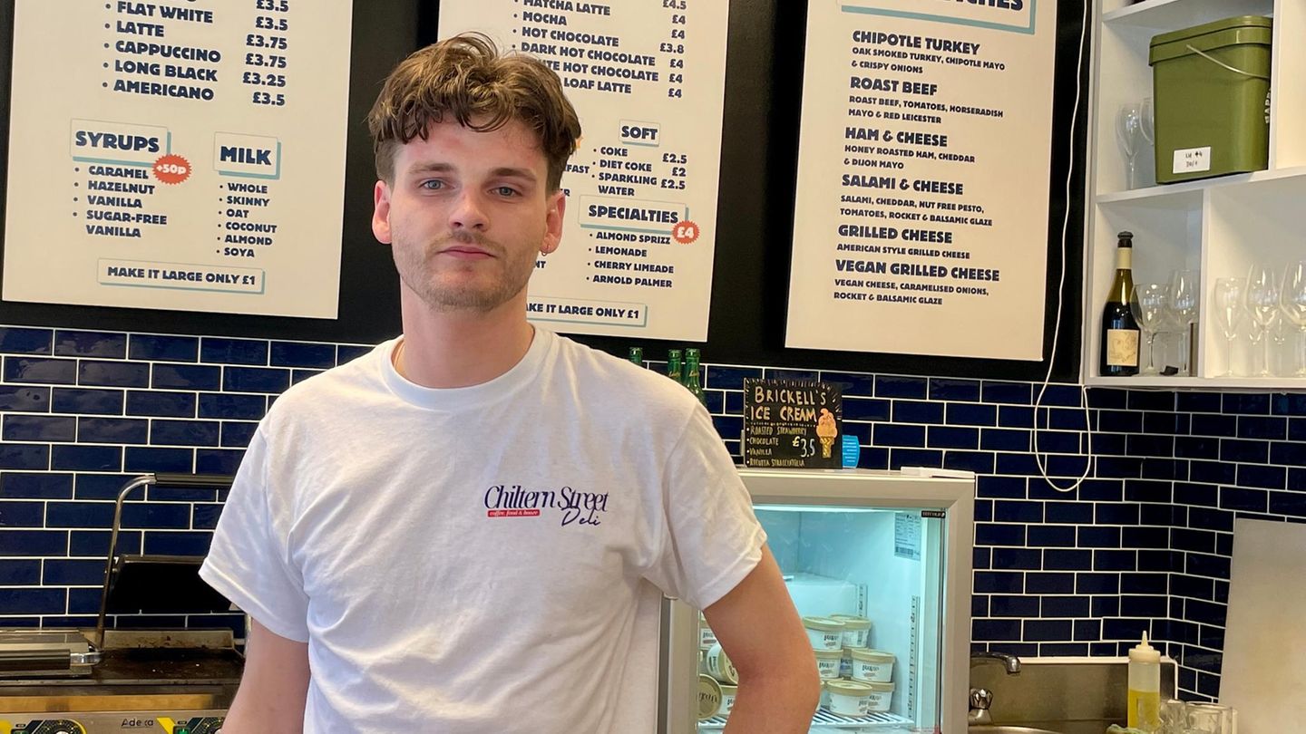 Tom, 26, studiert Soziologie und jobbt nebenbei in einem Café in Camden. Er hat Labour gewählt, aber nicht aus Überzeugung.  "Für mich war es die Wahl des kleineren von zwei Übeln. Aber ich habe keine große Hoffnung, dass sich die Dinge ändern werden. Die Politik hat mein Vertrauen in den letzten fünf Jahren verspielt. Guck dir das Chaos hier an. In London sieht man es nicht auf den ersten Blick. In Manchester, wo ich herkomme, ist das ganz anders. So vielen Menschen geht es hier so dreckig. Unser Gesundheitssystem ist völlig kaputt. Wir prahlen mit unserer kostenlosen Gesundheitsvorsorge, aber was nützt es, wenn man keinen Termin bekommt?  Die neue Regierung sollte die Lücke zwischen Arm und Reich schließen, den NHS reparieren, die Wirtschaft aufbauen und die Beziehungen zu Europa wieder stärken. Ich habe das Gefühl, dass Starmer einen antikonservativen Wahlkampf geführt hat, statt wirklich mit eigenen Ideen anzutreten. Auch die Labour-Position zu Gaza ist für mich wirklich schwierig. Das einzig Gute ist, dass wir nicht so einen massiven Rechtsruck erleben wie in anderen europäischen Ländern."