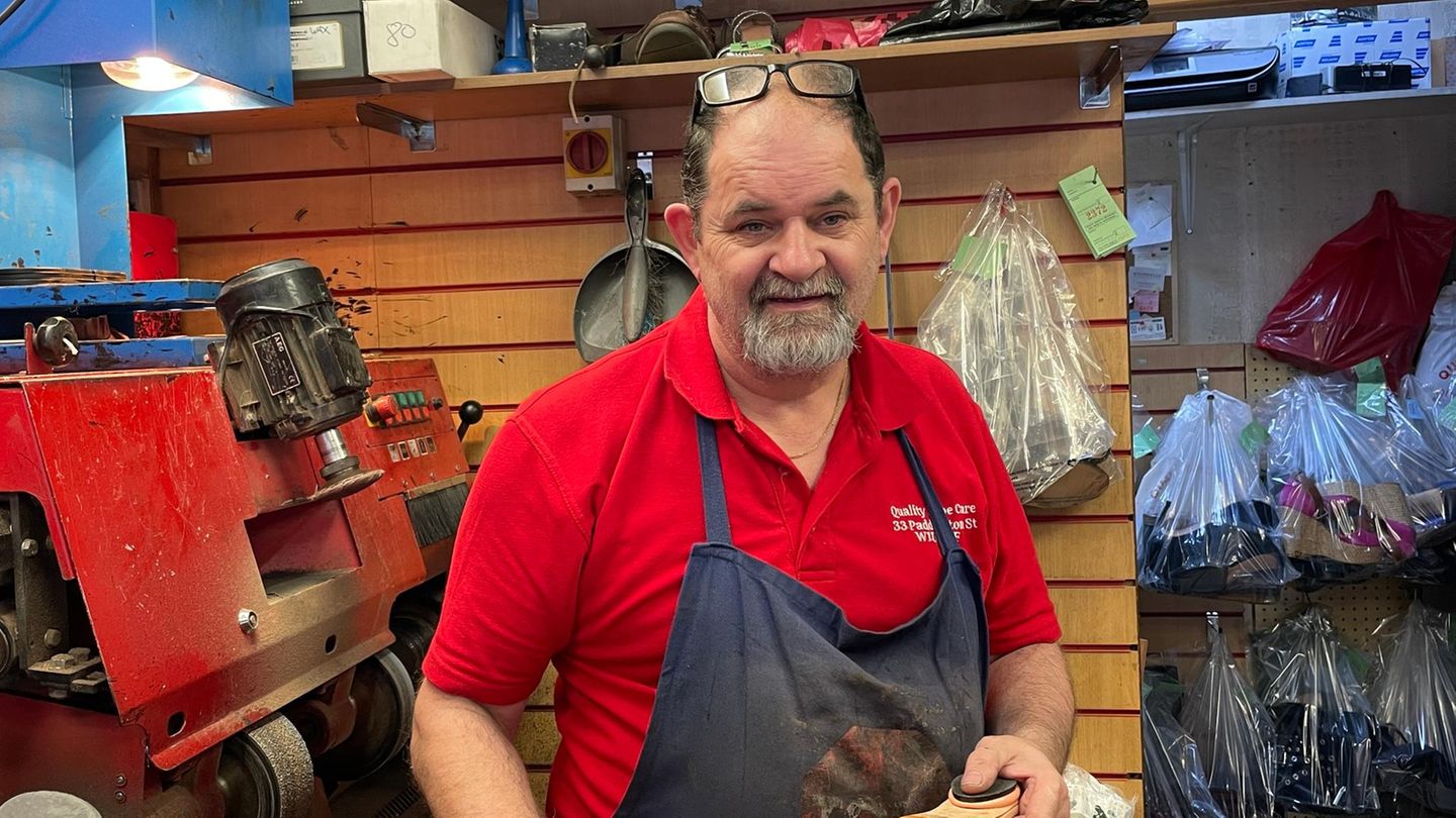 Darron, 57, hat in seinem Leben bisher nur einmal gewählt. Der Schuhmacher hat das Vertrauen in die Politik schon lange verloren.  "Für mich ist heute ein Tag wie jeder andere. Tories oder Labour – es ist egal, wer in der Downing Street sitzt. Im Wahlkampf versprechen sie alle das Blaue vom Himmel. Aber am Ende dient das System nur den Reichen. Ich bin nicht reich, also wird sich für mich nichts ändern. Wenn ich in zehn Jahren in Rente gehe, kann ich es mir nicht mehr leisten, hier zu leben. Die Mieten sind einfach zu hoch. Ich werde nach Brasilien gehen müssen, wo meine Frau herkommt. Wir leben in einem Land, in dem Hunde besser behandelt werden als Menschen. Wenn an einem heißen Sommertag ein Hund vor einem Laden sitzt, wette ich, dass ihm jemand eine Schüssel Wasser hinstellt. An einem Obdachlosen gehen alle einfach vorbei. Dabei könnte das jeder von uns sein. Wenn ich morgen meinen Job verlöre, könnte ich mir meine Miete nicht mehr leisten. Dann bin ich der Nächste, der auf der Straße sitzt. Und der Staat schaut zu."