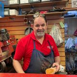 Darron, 57, hat in seinem Leben bisher nur einmal gewählt. Der Schuhmacher hat das Vertrauen in die Politik schon lange verloren.  "Für mich ist heute ein Tag wie jeder andere. Tories oder Labour – es ist egal, wer in der Downing Street sitzt. Im Wahlkampf versprechen sie alle das Blaue vom Himmel. Aber am Ende dient das System nur den Reichen. Ich bin nicht reich, also wird sich für mich nichts ändern. Wenn ich in zehn Jahren in Rente gehe, kann ich es mir nicht mehr leisten, hier zu leben. Die Mieten sind einfach zu hoch. Ich werde nach Brasilien gehen müssen, wo meine Frau herkommt. Wir leben in einem Land, in dem Hunde besser behandelt werden als Menschen. Wenn an einem heißen Sommertag ein Hund vor einem Laden sitzt, wette ich, dass ihm jemand eine Schüssel Wasser hinstellt. An einem Obdachlosen gehen alle einfach vorbei. Dabei könnte das jeder von uns sein. Wenn ich morgen meinen Job verlöre, könnte ich mir meine Miete nicht mehr leisten. Dann bin ich der Nächste, der auf der Straße sitzt. Und der Staat schaut zu."