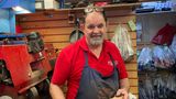 Darron, 57, hat in seinem Leben bisher nur einmal gewählt. Der Schuhmacher hat das Vertrauen in die Politik schon lange verloren.  "Für mich ist heute ein Tag wie jeder andere. Tories oder Labour – es ist egal, wer in der Downing Street sitzt. Im Wahlkampf versprechen sie alle das Blaue vom Himmel. Aber am Ende dient das System nur den Reichen. Ich bin nicht reich, also wird sich für mich nichts ändern. Wenn ich in zehn Jahren in Rente gehe, kann ich es mir nicht mehr leisten, hier zu leben. Die Mieten sind einfach zu hoch. Ich werde nach Brasilien gehen müssen, wo meine Frau herkommt. Wir leben in einem Land, in dem Hunde besser behandelt werden als Menschen. Wenn an einem heißen Sommertag ein Hund vor einem Laden sitzt, wette ich, dass ihm jemand eine Schüssel Wasser hinstellt. An einem Obdachlosen gehen alle einfach vorbei. Dabei könnte das jeder von uns sein. Wenn ich morgen meinen Job verlöre, könnte ich mir meine Miete nicht mehr leisten. Dann bin ich der Nächste, der auf der Straße sitzt. Und der Staat schaut zu."