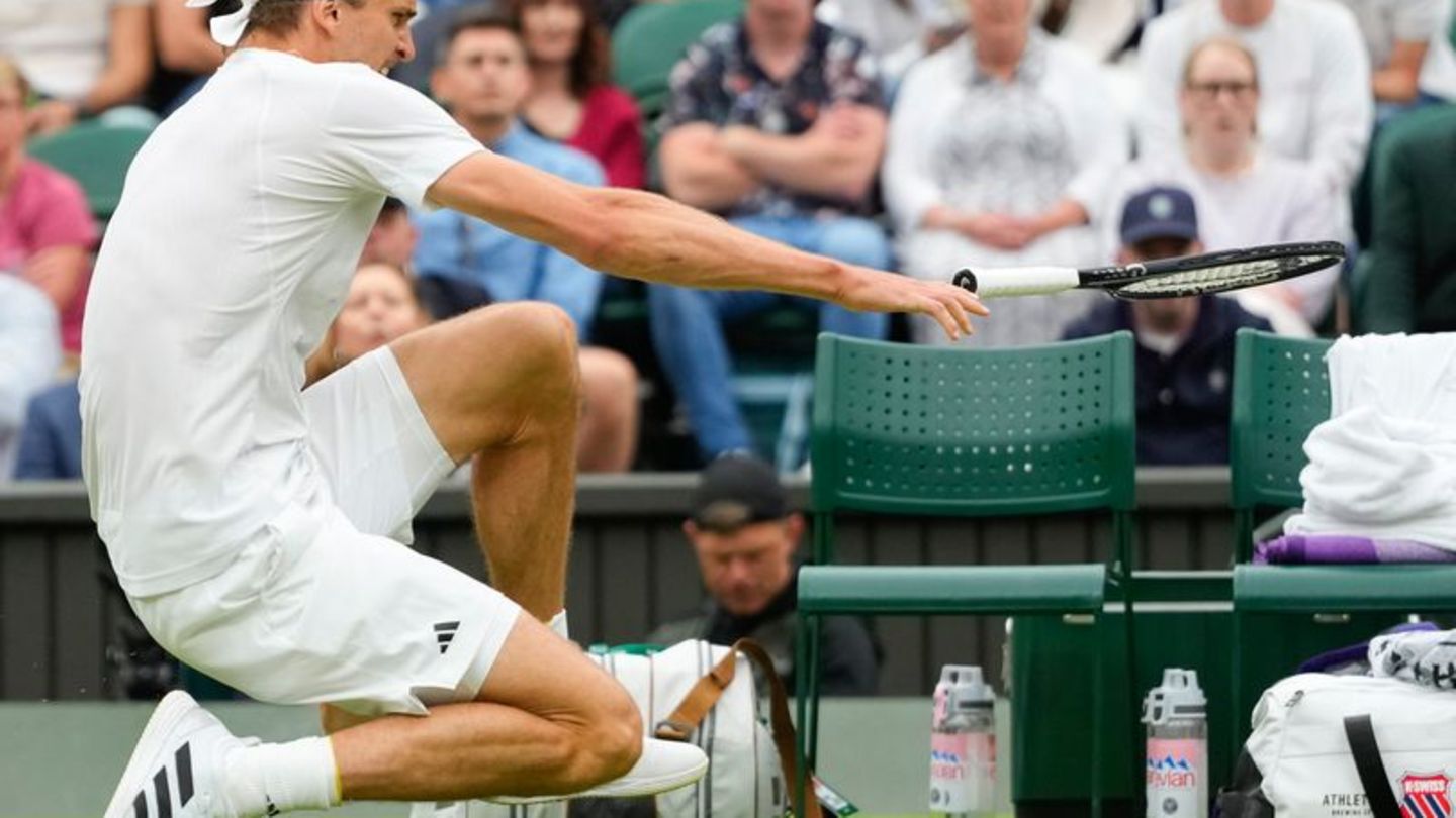 Tennis in Wimbledon: Schmerzverzerrtes Gesicht - Zverev stürzt und siegt