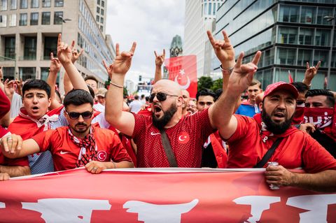 Türkische Fans zeigen beim Fan-Marsch in Berlin den Wolfsgruß